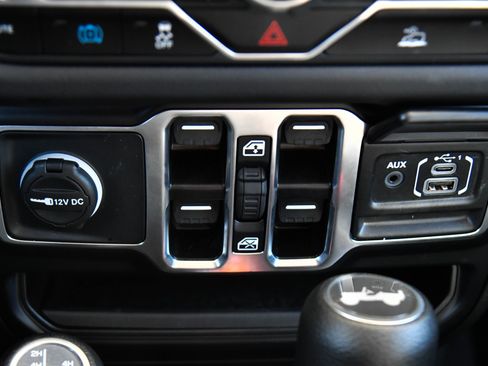 Used 2025 Jeep Wrangler Sahara image 28