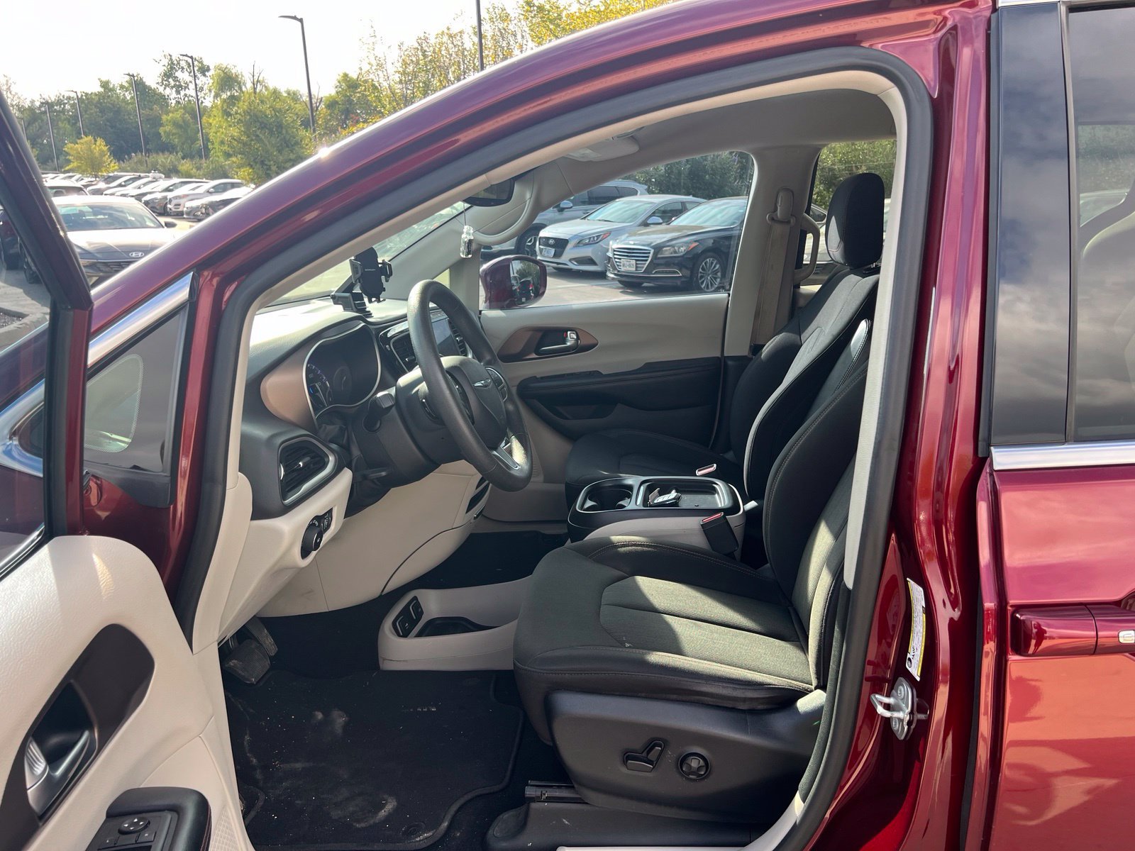 Used 2018 Chrysler Pacifica Touring Plus w/ Tire & Wheel Group FWD image 26