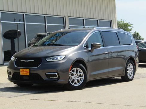 Used 2021 Chrysler Pacifica Touring-L FWD image 12