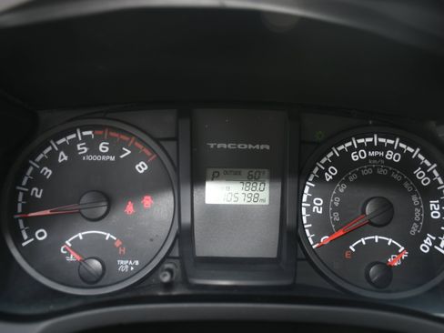 Used 2017 Toyota Tacoma SR image 13