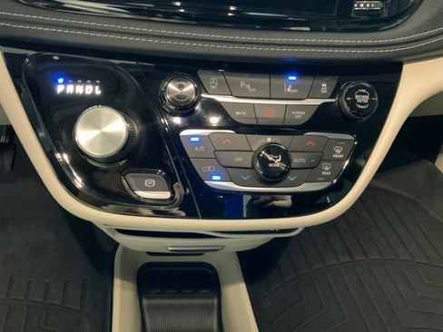 Used 2022 Chrysler Pacifica Touring-L FWD image 40