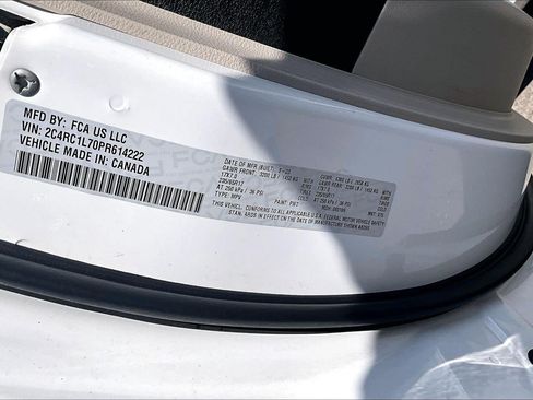 Used 2023 Chrysler Pacifica Touring-L FWD image 31