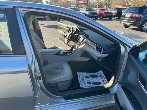 Used 2018 Toyota Camry SE image 12