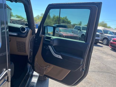 Used 2014 Jeep Wrangler Unlimited Sahara w/ Connectivity Group AWD/4WD image 33