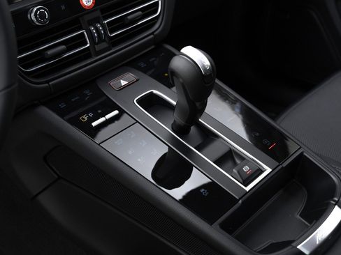 Certified 2025 Porsche Macan AWD/4WD image 23