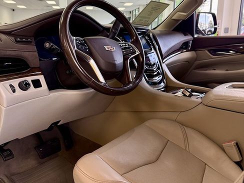 Used 2017 Cadillac Escalade Luxury image 13
