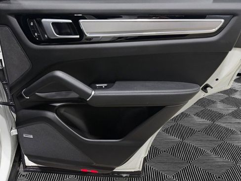 Used 2022 Porsche Cayenne Platinum Edition image 17