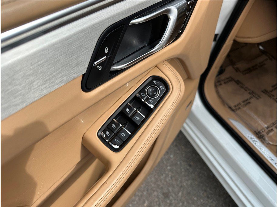 Used 2015 Porsche Macan Turbo AWD/4WD image 19