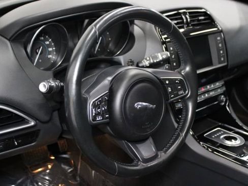 Used 2017 Jaguar XE Premium image 11