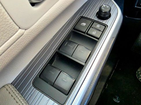 Used 2026 Toyota Sienna XLE FWD image 24