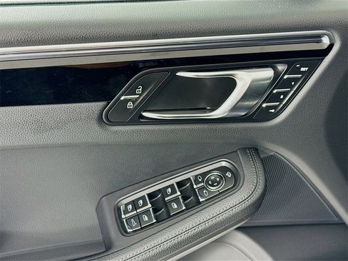 Used 2024 Porsche Macan image 11
