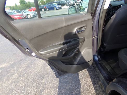 Used 2018 Chevrolet Trax LS FWD image 18