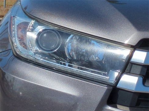 Used 2017 Toyota Highlander Limited image 10