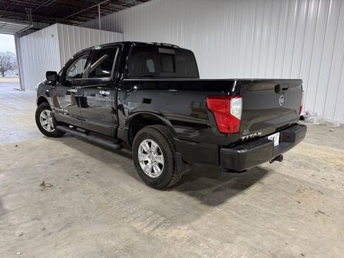 Used 2019 Nissan Titan SV image 4