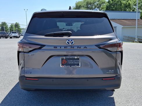 Used 2024 Toyota Sienna XLE FWD image 6