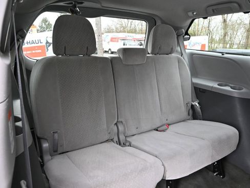 Used 2017 Toyota Sienna LE image 28