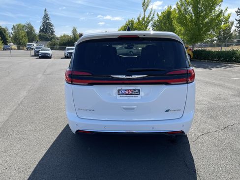 Used 2023 Chrysler Pacifica Limited FWD image 4