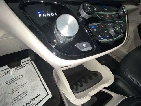 Used 2022 Chrysler Pacifica Touring-L FWD image 19