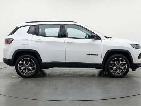 Used 2025 Jeep Compass Limited image 11
