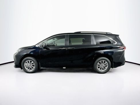 Used 2026 Toyota Sienna XLE FWD image 4