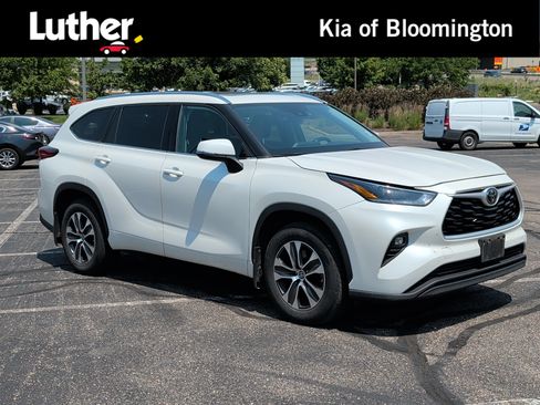 Used 2021 Toyota Highlander XLE AWD/4WD image 1