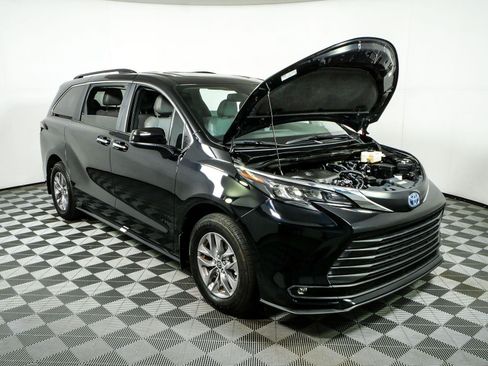 Used 2025 Toyota Sienna XLE w/ XLE Plus Package FWD image 35
