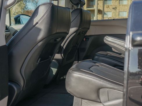 Used 2024 Chrysler Pacifica Touring-L image 25