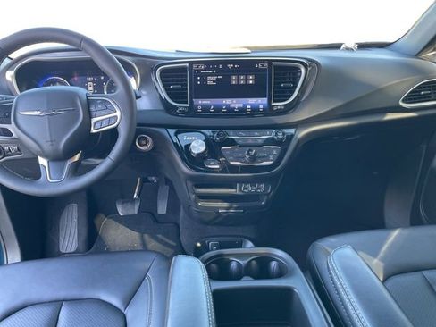 Used 2025 Chrysler Pacifica Select image 10