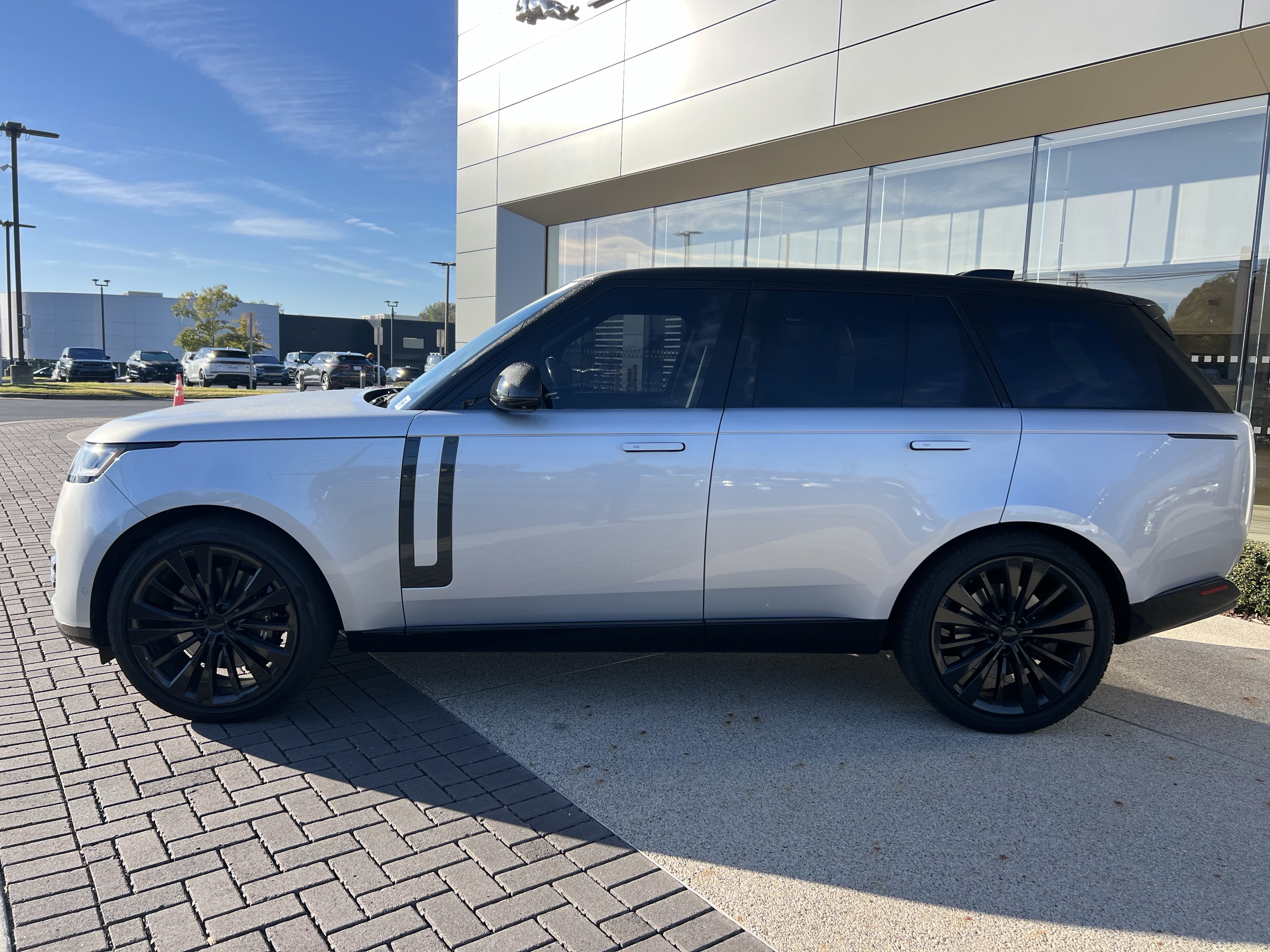 Used 2024 Land Rover Range Rover SE AWD/4WD image 4