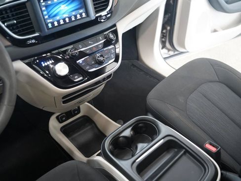 Used 2018 Chrysler Pacifica Touring Plus w/ Tire & Wheel Group FWD image 21