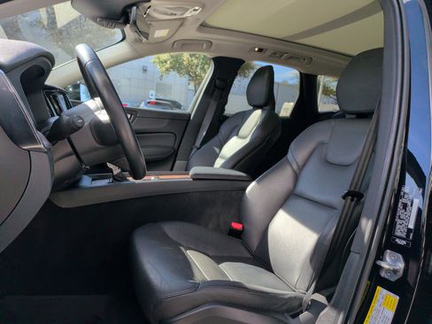 Used 2021 Volvo XC60 T5 Momentum image 16