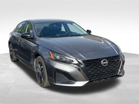 Used 2024 Nissan Altima 2.5 SR FWD image 2