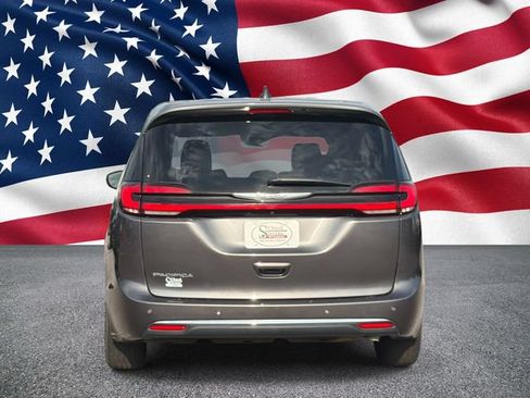 Used 2023 Chrysler Pacifica Touring-L FWD image 7