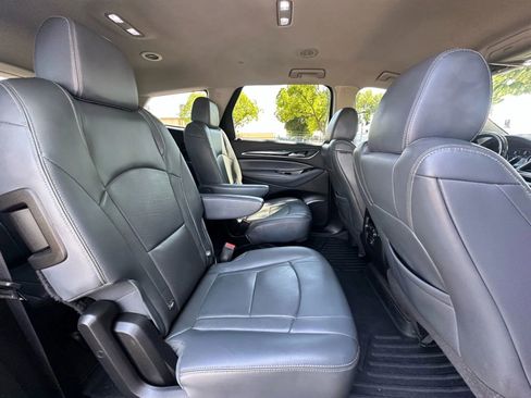 Used 2019 Buick Enclave Essence image 12