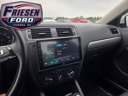 Used 2017 Volkswagen Jetta SE FWD image 19