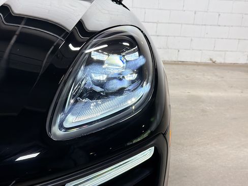 Certified 2026 Porsche Macan AWD/4WD image 10