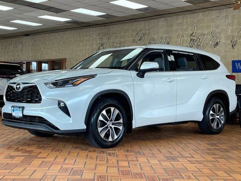 Used 2022 Toyota Highlander XLE image 4