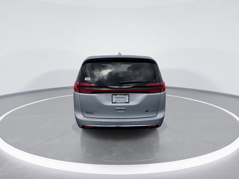 Used 2022 Chrysler Pacifica Limited w/ Uconnect Theater Family Group FWD image 7