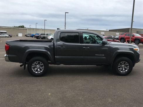 Used 2019 Toyota Tacoma SR5 AWD/4WD image 9