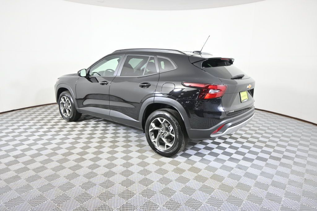 Used 2025 Chevrolet Trax LT FWD image 4