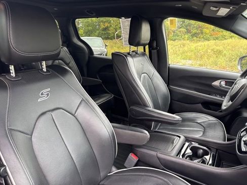 Used 2022 Chrysler Pacifica Limited w/ Uconnect Theater Family Group image 10