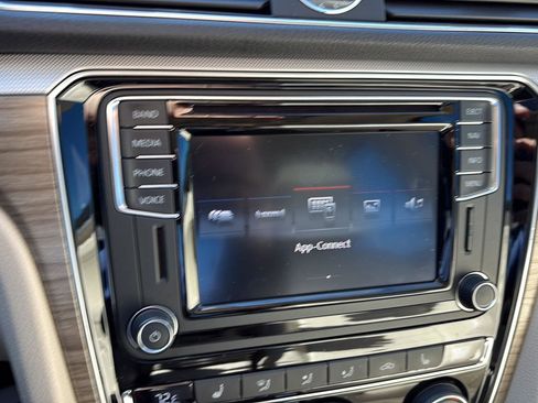 Used 2017 Volkswagen Passat 1.8T SEL Premium image 22