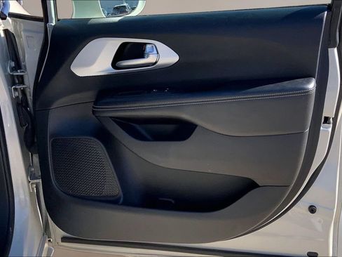 Used 2020 Chrysler Pacifica Touring-L Plus FWD image 23
