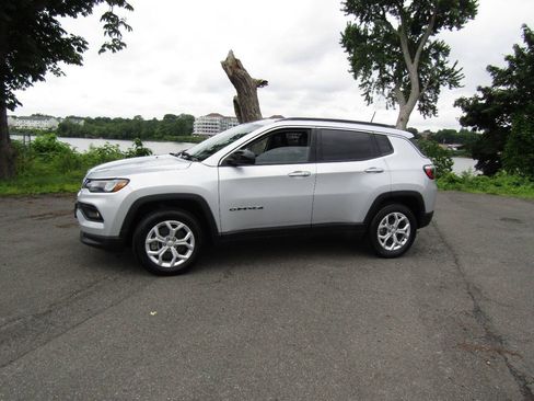 Used 2024 Jeep Compass Latitude AWD/4WD image 3