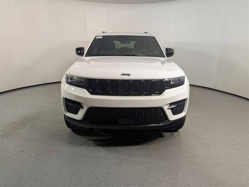 New 2025 Jeep Grand Cherokee Altitude image 2