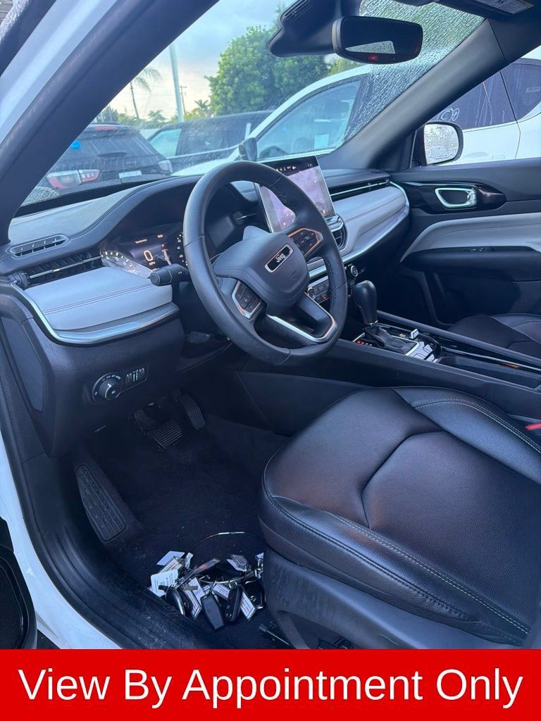 Used 2025 Jeep Compass Limited AWD/4WD image 3