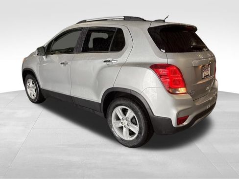 Used 2019 Chevrolet Trax LT w/ LT Convenience Package FWD image 3