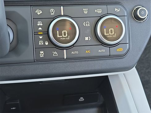 New 2025 Land Rover Defender 130 X-Dynamic SE image 25
