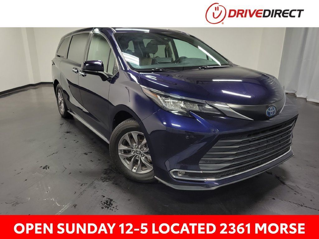 Used 2022 Toyota Sienna XLE FWD image 1