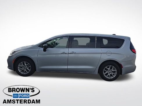 Used 2024 Chrysler Pacifica Touring-L FWD image 6